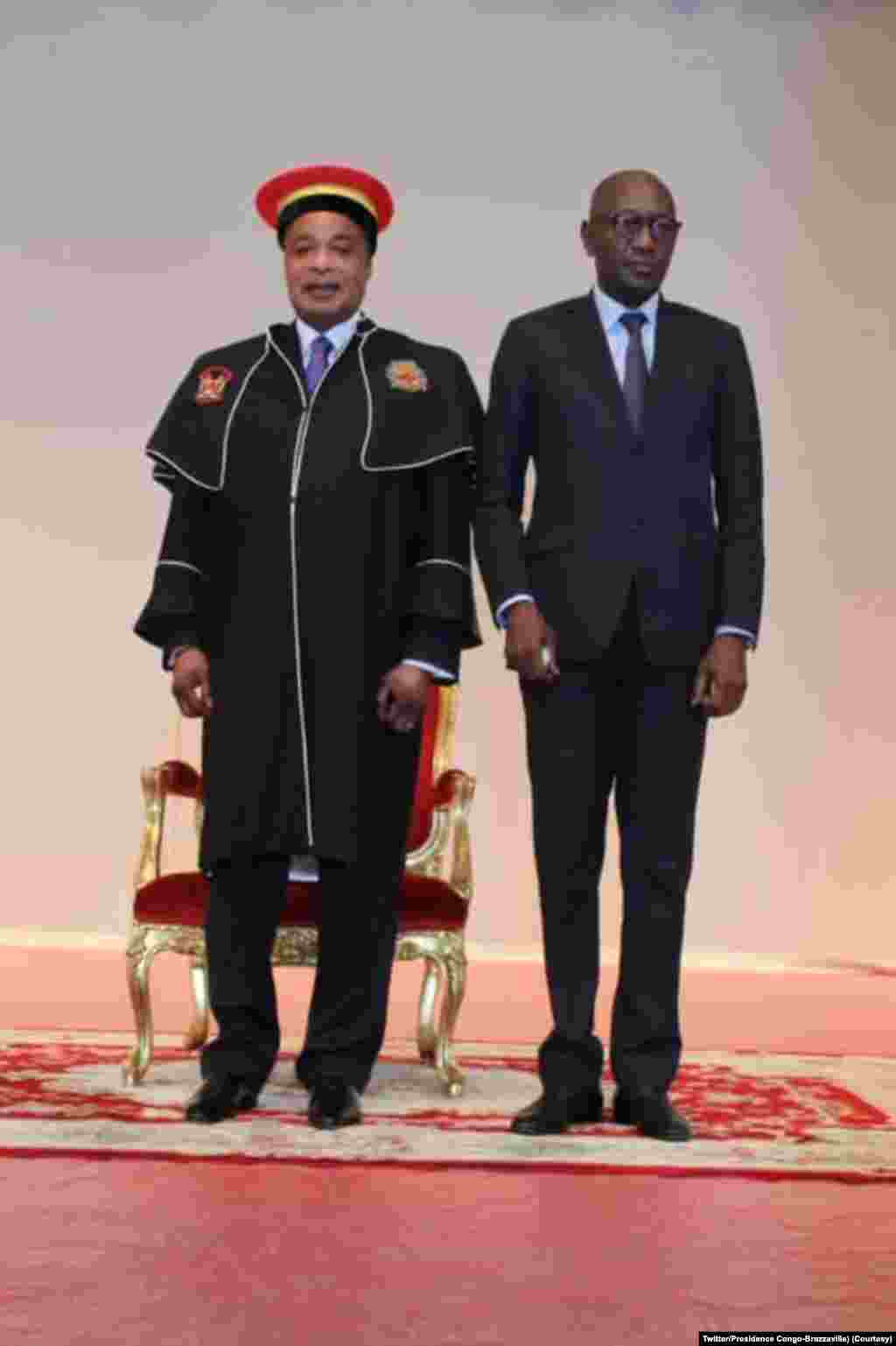 Président Denis Sassou N'Guesso na milulu ya bopesi palata ya Docteur Honoris Causa ya Université Marien Ngouabi, na PAlais ya Congrès, Brazzaville, 12 novembre 2020. (Twitter/Pr♪0sidence Congo-Brazzaville)