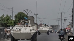 Kendaraan militer pasukan PBB dikerahkan di luar wilayah Goma, Republik Demokratik Kongo, pada 25 Januari 2025. (Foto: AP/Moses Sawasawa)