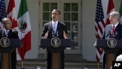 Presiden Obama (tengah) melakukan konferensi pers bersama PM Kanada Stephen Harper (kanan) dan Presiden Meksiko Felipe Calderon di Gedung Putih (2/4).