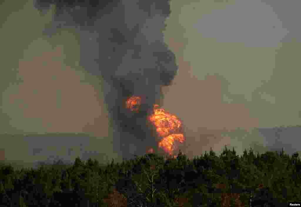 Asap mengepul setelah terjadinya ledakan pipa gas di Shelby County, Alabama, AS.
