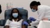 Sandra Lindsay, enfermera del Long Island Jewish Medical Center, es inoculada con la vacuna contra la enfermedad por coronavirus (COVID-19) por la Dra. Michelle Chester de Northwell Health en Long Island Jewish Medical Center en New Hyde Park, Nueva York.