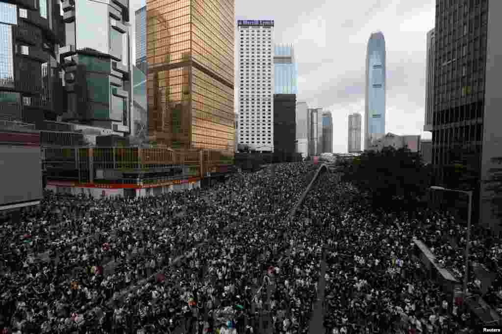 6月12日星期三,大批香港民眾走上街頭反對逃犯條例修訂。