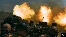 Tentara Ukraina menembakkan meriam di dekat Bakhmut, sebuah kota timur tempat pertempuran sengit melawan pasukan Rusia terjadi, di wilayah Donetsk, Ukraina, 15 Mei 2023. (Foto: AP)