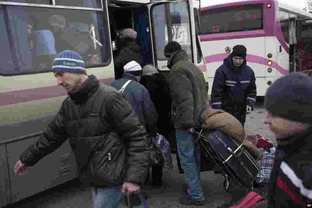 Civilians board a bus near Artemivsk, eastern Ukraine, Thursday, Feb. 5, 2015.