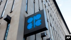 ARCHIVO - La foto muestra el logo de la Organización de Países Exportadores de Petróleo (OPEP) en la sede de la OPEP en Viena, 3 de marzo de 2022, (AP Foto/Lisa Leutner, file)