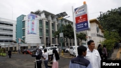 Suasana di depan pintu masuk Rumah Sakit Cipto Mangunkusumo, Jakarta. (Foto: dok)