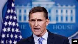 Exasesor de seguridad nacional, Michael Flynn, hace declaraciones durante una sesión informativa de la Casa Blanca, en Washington. Foto de archivo.