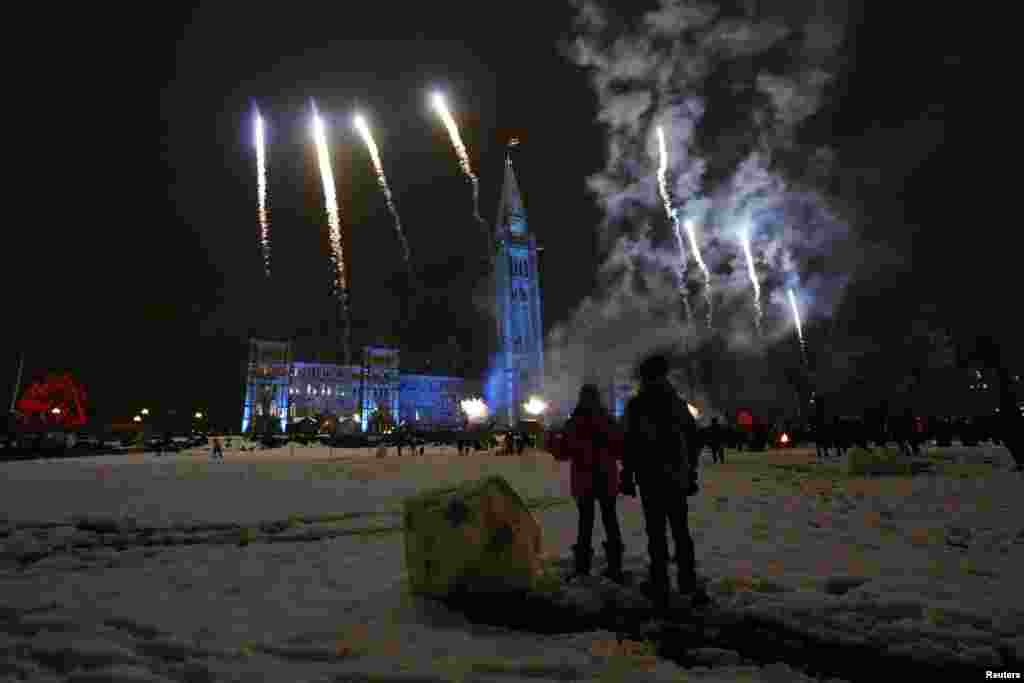 Anak-anak menonton kembang api dalam acara penyalaan lampu Natal di Parlemen Hill di Ottawa, Kanada, 5 Desember 2013.