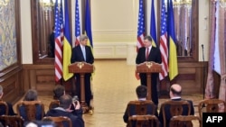Le président ukrainien Petro Poroshenko (à dr.) et le secrétaire d'Etat américain John Kerry (à g.) lors de leur point de presse à Kiev jeudi (AFP)