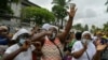 Les femmes du Rassemblement démocratique africain (PDCI-RDA) et le Front populaire ivoirien (FPI) protestent contre un troisième mandat du président ivoirien Alassane Ouattara, dans le district de Cococdy à Abidjan le 21 août , 2020. (Photo par Issouf SANOGO / AFP)