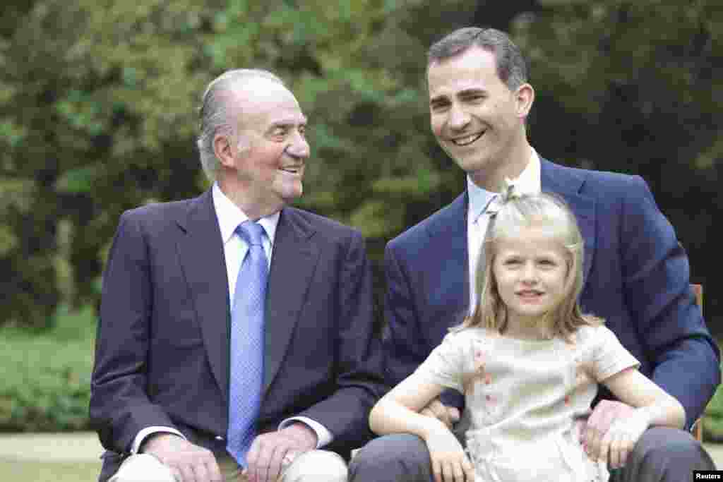 Spain's King Juan Carlos, his son Crown Prince Felipe and granddaughter Infanta Leonor pose at Zarzuela Palace in Madrid, July 26, 2012.