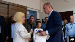 Recep Tayyip Erdogan, presidente de Turquía y líder del gobernante partido Justicia y Desarrollo (AKP por sus siglas en inglés), lleva su papeleta de votación hacia la urna en un puesto electoral en Estambul, el domingo 24 de junio de 2018. Turquía vota en una histórica doble elección presidencial y legislativa.