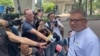 Ketua Asosiasi Jurnalis Hong Kong Ronson Chan (kanan) berbicara kepada wartawan di luar gedung pengadilan di Hong Kong, Senin, 25 September 2023. (AP/Alice Fung)