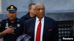 លោក Bill Cosby ចេញ​ពី​តុលាការ Montgomery County Courthouse បន្ទាប់​ពី​គណៈវិនិច្ឆ័យ​បាន​សម្រេច​ផ្ទន្តាទោស​លោក​ទាក់ទង​នឹង​បទ​បៀតបៀន​ផ្លូវ​ភេទ​នៅ​ក្នុង​ក្រុង Norristown រដ្ឋ Pennsylvania សហរដ្ឋ​អាមេរិក កាលពី​ថ្ងៃទី២៦ ខែមេសា ឆ្នាំ២០១៨។