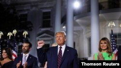 El presidente Donald Trump, junto a su hijo Donald Trump Jr. y su esposa, Melania Trump, en el cierre de la Convención Nacional Republicana, en la Casa Blanca.