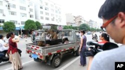活動人士在玉林狗肉市場攔下一輛小卡車，談判贖買價錢，以拯救即將被宰殺的狗。（2014年6月20日）