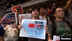 抗议者在香港举行示威，支持中国政府对南中国海海域的主权要求。