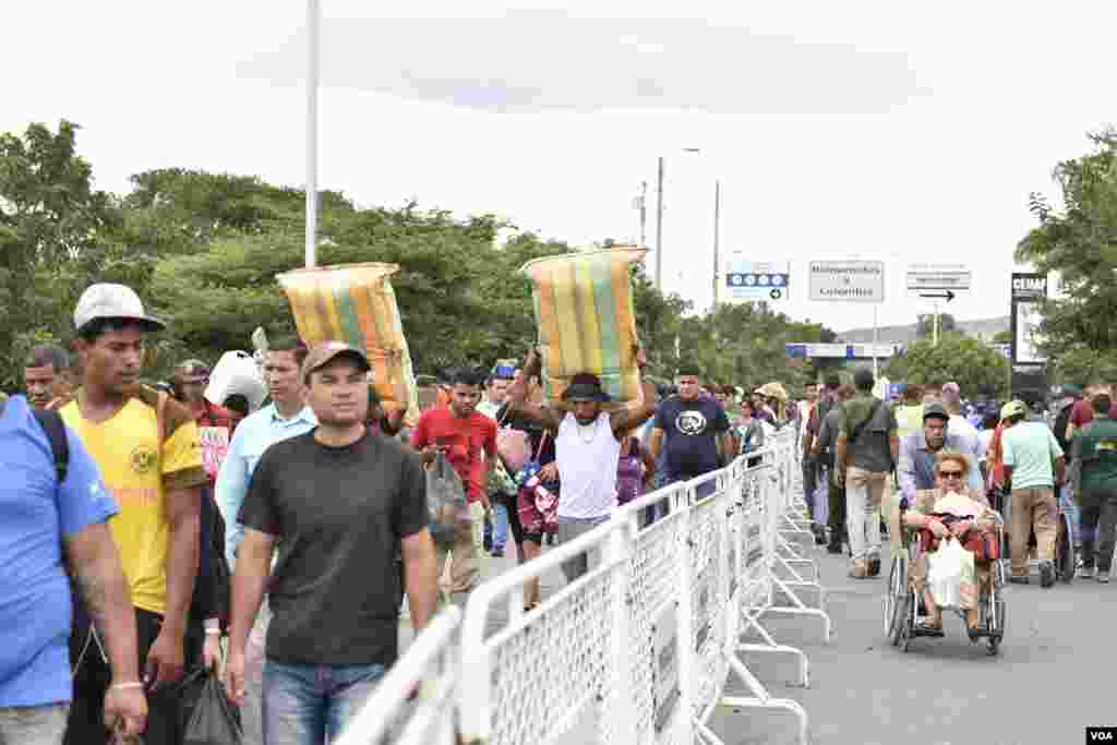 At the Simon Bolivar International Bridge, Venezuelans can get cash for bits of gold or silver, even hair. (Photo: Daniel Huertas / VOA Spanish)