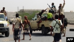 ARSIP - Pasukan-pasukan pro-pemerintah Yaman berkumpul di pinggiran sebelah timur Hodeida saat mereka melanjutkan pertempuran untuk merebut kendali kota dari para pemberontah Houthi, 10 November 2018 (foto: STRINGER/AFP)