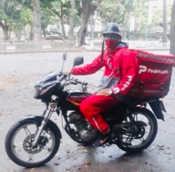 Él es Christian García, un venezolano de 28 años, que comenzó hacer delivery durante la pandemia. Caracas, Venezuela. Foto: Cortesía.