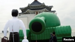 台灣民眾參觀台北自由廣場中正紀念堂前為紀念六四事件30週年擺放的一個中國軍隊的坦克氣球。（2019年5月21日）