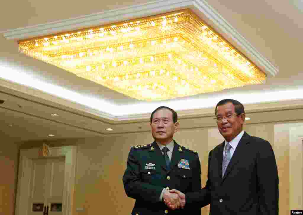 2018年6月18日中国国防部长魏凤和(左)在柬埔寨金边会晤柬埔寨首相洪森。魏凤和6月16日抵达柬埔寨,出席在金边举办的中柬军事展览。路透社报道,柬埔寨国防部发言人索切特表示,中国承诺提供超过一亿美元的援助,柬埔寨可自行决定如何使用。这位发言人表示,与中国的合作为柬埔寨提供了数百辆军事运输车,柬埔寨指挥人员乘坐的汽车以及联合军演所需费用。另外,两国明年将再度举行“金龙”联合军演。
