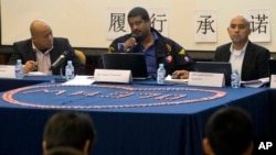 Representantes de Malaysia Airlines dan explicaciones sobre la desaparición del vuelo 370 a parientes de las víctimas.