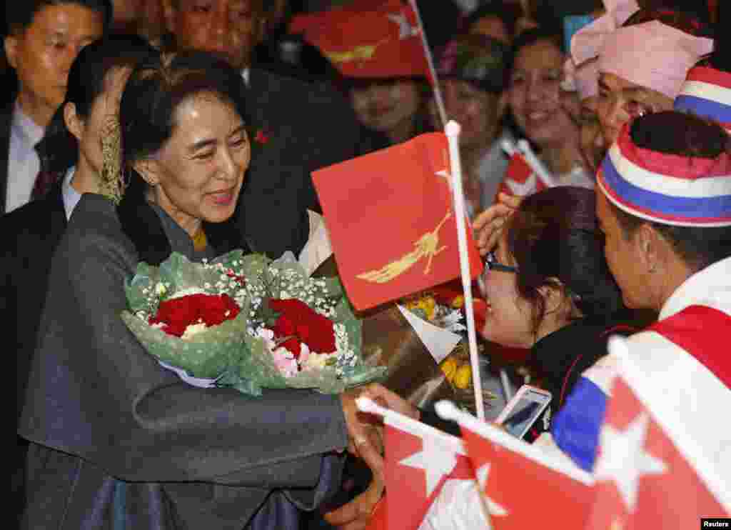 Burmese citizens residing in South Korea greet Aung San Suu Kyi upon her arrival at a hotel in central Seoul, January 28, 2013.