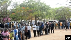 La liste des résidents pour voter, le 28 octobre 2020, à Dodoma, en Tanzanie, pour une élection présidentielle qui, selon l'opposition, est déjà profondément compromise par la manipulation et la violence meurtrière.