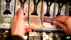 Las medidas económicas impuestas por el actual gobierno de Argentina, se crearon para lidiar con la crisis económica que disparó el resultado electoral del domingo, donde el candidato opositor Alberto Fernández fue ganador. 