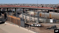 Konstruksi penghalang baru di perbatasan Texas-Meksiko dekat Kota El Paso, 22 Januari 2019. (Foto: AP)