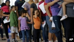 En el año fiscal 2014 la Patrulla Fronteriza de Estados Unidos aprehendió a 68.541 menores no acompañados y 68.445 familias.