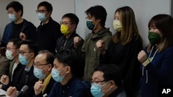 香港民主派成員在抗議逮捕行為記者會上呼喊口號（2021年1月6日）