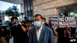 香港壹传媒创始人黎智英抵达西九龙警局。（2020年10月15日）