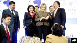 La secretaria de Estado Hillary Clinton firma autógrafos luego de su discurso en el Foro Internacional de Liderazgo de Mujeres, en Ulan Bator, Mongolia.
