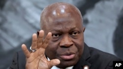 ARCHIVO - Gilbert Houngbo, director general de la Organización Internacional del Trabajo, habla con los medios de comunicación en Berlín, el 29 de noviembre de 2022. 