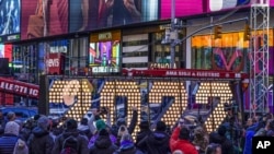 미국 뉴욕 타임스퀘어 새해맞이 행사에서 점등할 '2022' 전광판 앞에 지난 20일 방문객들이 모여있다.