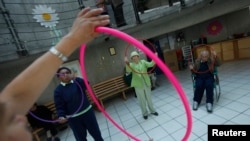 Para pasien Alzheimer' dan demensia sedang menjalani terapi di Yayasan Alzheimer di Mexico City, Meksiko, 19 April 2012. 