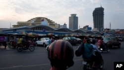ការ​បើក​ដំណើរការ​ផ្សារ​មូលបត្រ​កម្ពុជា​ជា​សញ្ញា​មួយ​បង្ហាញ​ពី​កំណើន​សេដ្ឋកិច្ច​ក្នុង​ប៉ុន្មាន​ឆ្នាំ​ចុង​ក្រោយ​នេះ ដែល​បាន​នាំ​ឲ្យ​មាន​ទិដ្ឋភាព​អគារ​ខ្ពស់ៗ​នៅ​ទី​ក្រុង​ភ្នំពេញ​មាន​ការ​ផ្លាស់​ប្តូរ។ – Yong YN