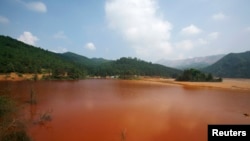 中國廣東省北部大寶山附近呈棕紅色的受污染湖泊。（2009年資料照）
