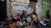 Palestinska porodica sjedi vani nakon što im je kuća pogođena u izraelskim zračnim napadima, grad Gaza, 17. maj 2021.