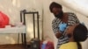 Une femme subit un test de dépistage du COVID-19 à Abuja, au Nigeria, le 29 novembre 2021.