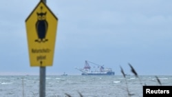 El barco ruso de tendido de tuberías "Fortuna" se ve en la bahía de Mecklenburg antes de la reanudación de la construcción del gasoducto Nord Stream 2 cerca de Insel Poel, Alemania, el 14 de enero de 2021.