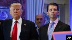 Donald Trump (esq), Allen Weisselberg (cen) e Donald Trump Jr. (esq) (Foto de Arquivo)