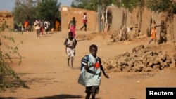 Children run home from school after hearing gunfire and explosions in Gao, February 21, 2013.