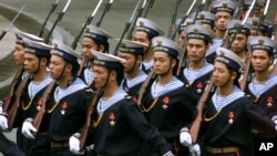 在俄羅斯總統普京訪問越南，討論租借越南金蘭灣港口等問題之前，越南水兵在河內行軍（2001年3月1日）