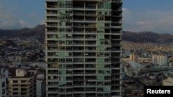 ARCHIVO - Toma áerea de un edificio afectado tras el paso del huracán Otis, el 30 de octubre de 2023