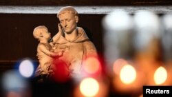 Statua Svetog Antonija Padovanskog u crkvi u Parizu