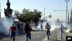 درگیری معترضان فلسطینی با نیروهای امنیتی اسرائیل در جریان مراسم تشییع جنازه محمد ابوخضیر، نوجوان ۱۶ ساله فلسطینی - ۱۳ تیر ۱۳۹۳ 