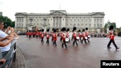 ARCHIVO - El cambio de la guardia real frente al Palacio de Buckingham, en Londres.